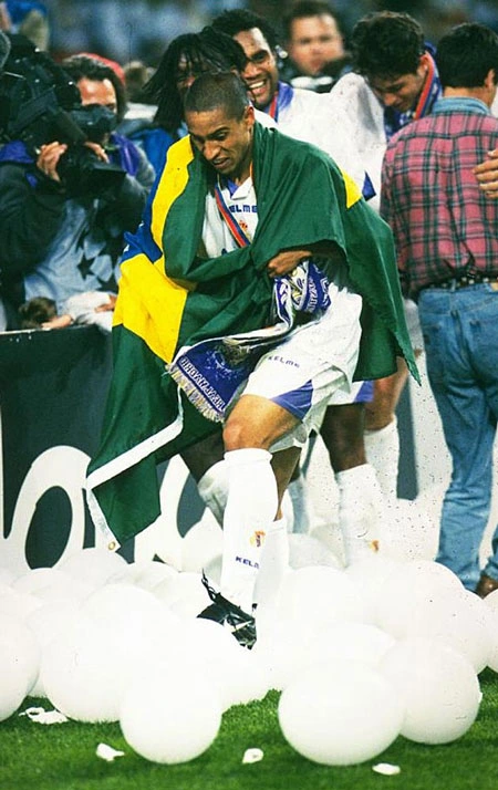 Roberto Carlos và huyền thoại hậu vệ cánh brazil real madrid