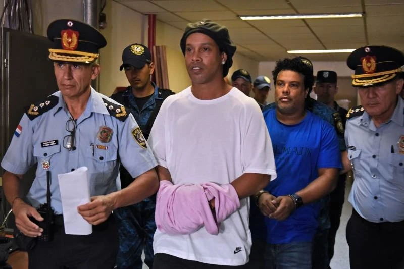 Ronaldinho huyền thoại bóng đá Brazil và nghệ thuật sân cỏ